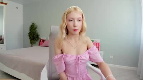 Snapshot of paradi_se chatting on 10/25/25, 08:33 Melena online show from 10/25/25, 08:33