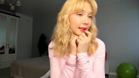 Snapshot of paradi_se chatting on 11/13/25, 08:24 Melena online show from 11/13/25, 08:24