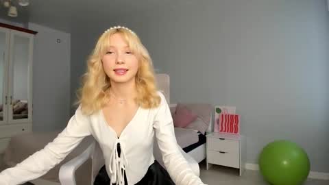 Snapshot of paradi_se chatting on 11/14/25, 08:24 Melena online show from 11/14/25, 08:24