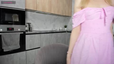 Snapshot of paradi_se chatting on 11/25/25, 08:36 Melena online show from 11/25/25, 08:36