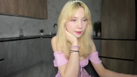 Snapshot of paradi_se chatting on 11/27/25, 08:38 Melena online show from 11/27/25, 08:38