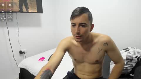 pareja_curiosa19 online show from 11/15/25, 11:10