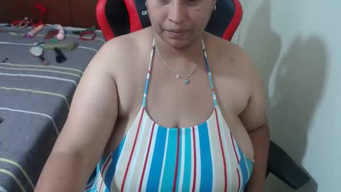 Snapshot of pareja_explosivasexx chatting on 05/17/26, 03:52 Luna online show from 05/17/26, 03:52