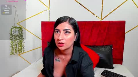 paris_evans_01 online show from 12/18/25, 12:44