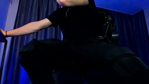 Paris online show from 11/25/25, 06:19