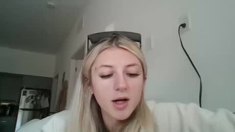 parisbaby2000 online show from 10/10/25, 03:22