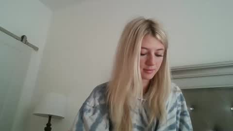 parisbaby2000 online show from 10/21/25, 01:23