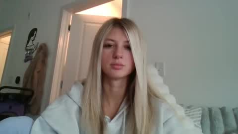 parisbaby2000 online show from 11/18/25, 06:12