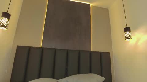 Snapshot of parisfox_ chatting on 02/17/25, 11:09 PARIS online show from 02/17/25, 11:09