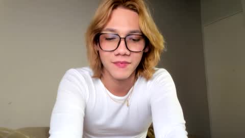 Snapshot of parisstone2 chatting on 01/04/25, 10:02 connie online show from 01/04/25, 10:02