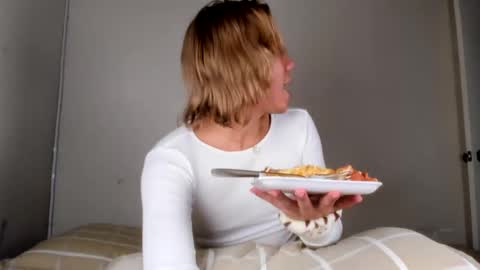 Snapshot of parisstone2 chatting on 01/10/25, 03:39 connie online show from 01/10/25, 03:39