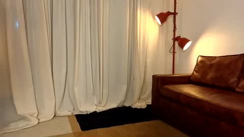 Snapshot of parisstone2 chatting on 10/29/25, 05:20 connie online show from 10/29/25, 05:20