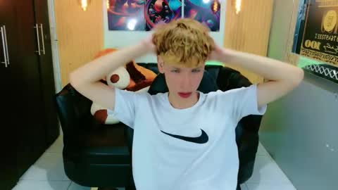 park_jimin1 online show from 09/17/25, 11:56