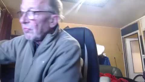 Snapshot of pascal88881 chatting on 10/17/25, 11:35 pascal88881 online show from 10/17/25, 11:35