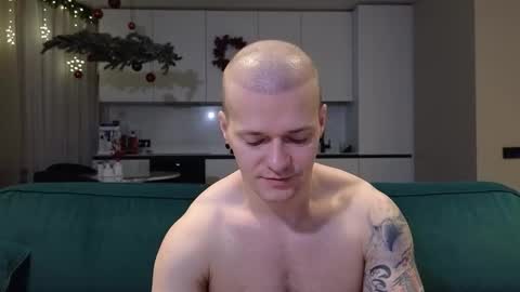 Snapshot of pashka_x chatting on 12/15/25, 06:28 Pashka online show from 12/15/25, 06:28