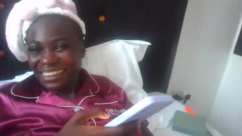 Evvie online show from 12/02/25, 06:41