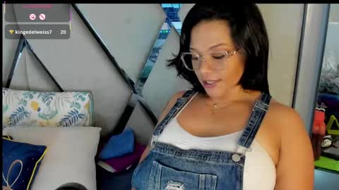 Snapshot of paula_daniela1 chatting on 02/21/25, 10:04 Paula online show from 02/21/25, 10:04