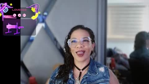 Snapshot of paula_daniela1 chatting on 11/06/25, 08:43 Paula online show from 11/06/25, 08:43