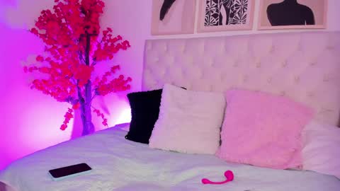 paula_hills_ online show from 04/16/26, 10:27