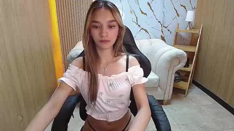 Snapshot of paulin_roses_tf chatting on 03/20/26, 12:43 PAU online show from 03/20/26, 12:43