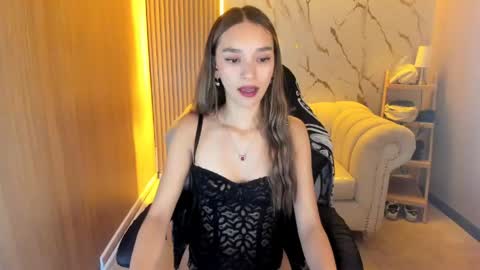 Snapshot of paulin_roses_tf chatting on 04/13/26, 01:38 PAU online show from 04/13/26, 01:38