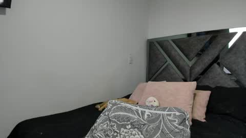 Snapshot of paulina_l chatting on 06/22/26, 10:29 Paulina online show from 06/22/26, 10:29