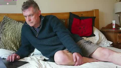 paullie2011 online show from 04/15/26, 08:54