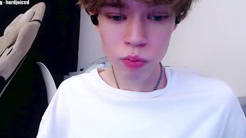 Snapshot of pawclaw chatting on 12/01/25, 04:06 pawclaw online show from 12/01/25, 04:06