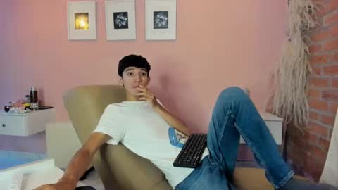 Snapshot of peach_tyron chatting on 01/10/25, 12:58 peach tyron online show from 01/10/25, 12:58