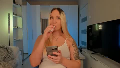 peachju1cy online show from 12/12/24, 07:52