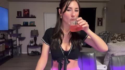 Snapshot of peachyflowers chatting on 02/17/25, 02:53 Olivia online show from 02/17/25, 02:53