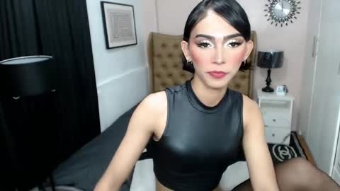 Snapshot of pearlmoore chatting on 02/11/25, 12:48 Pearl online show from 02/11/25, 12:48