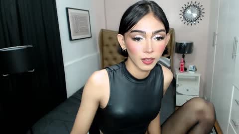 Snapshot of pearlmoore chatting on 02/12/25, 04:23 Pearl online show from 02/12/25, 04:23