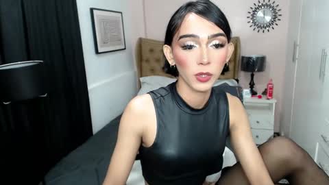 Snapshot of pearlmoore chatting on 02/12/25, 08:27 Pearl online show from 02/12/25, 08:27