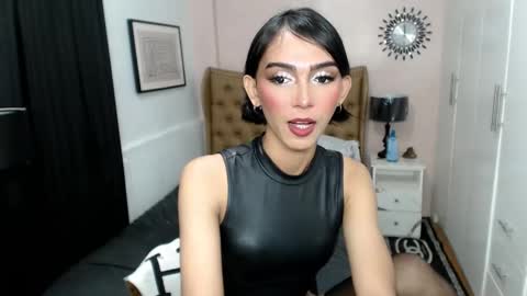 Snapshot of pearlmoore chatting on 02/13/25, 04:43 Pearl online show from 02/13/25, 04:43