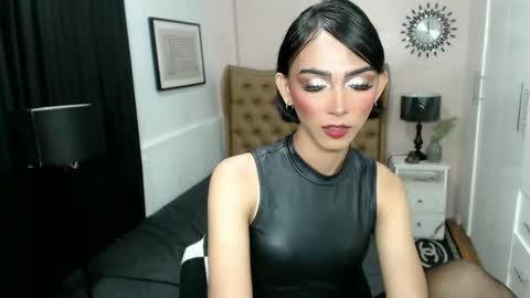 Snapshot of pearlmoore chatting on 02/19/25, 01:50 Pearl online show from 02/19/25, 01:50