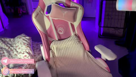 Snapshot of pearlprincess_ chatting on 12/16/24, 12:48 Adelina online show from 12/16/24, 12:48