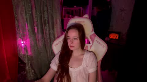 Snapshot of pearlprincess_ chatting on 11/12/25, 05:24 Adelina online show from 11/12/25, 05:24