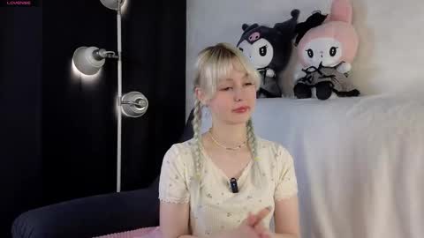 Snapshot of peek_in_my_window chatting on 09/18/25, 01:40 tony online show from 09/18/25, 01:40