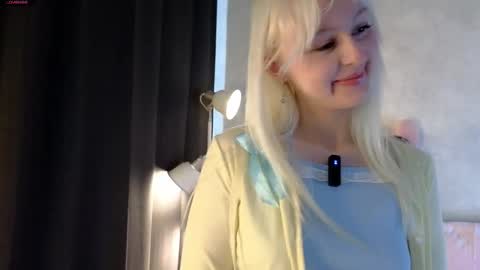 Snapshot of peek_in_my_window chatting on 09/23/25, 03:20 tony online show from 09/23/25, 03:20