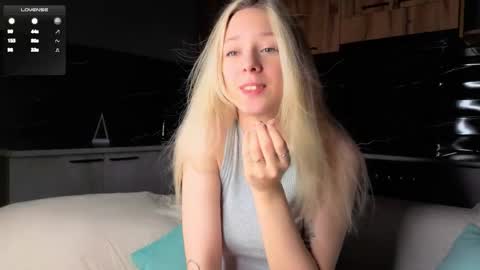 Snapshot of peek_in_my_window chatting on 12/16/25, 01:10 tony online show from 12/16/25, 01:10