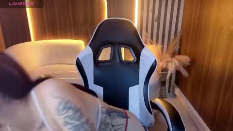 Snapshot of peige_tx chatting on 11/23/25, 01:00 peige_tx online show from 11/23/25, 01:00