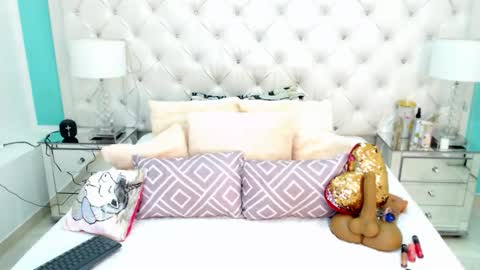 Penelope Laurent online show from 11/24/25, 12:27