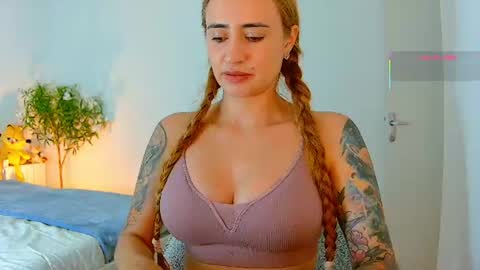 Snapshot of pennyy__ chatting on 07/09/26, 10:14 Hi Im Penelope better vibrations 1111 online show from 07/09/26, 10:14