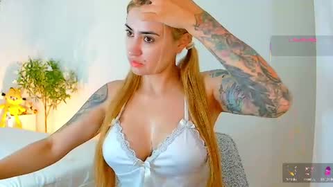 Snapshot of pennyy__ chatting on 07/16/26, 09:37 Hi Im Penelope better vibrations 1111 online show from 07/16/26, 09:37