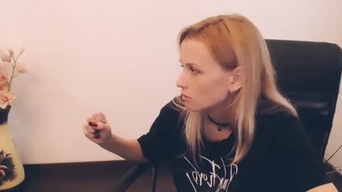 Mia online show from 09/10/25, 09:53