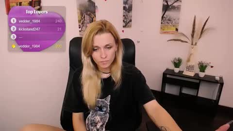 Mia online show from 09/22/25, 07:54