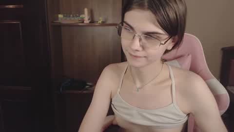 Snapshot of peralez_f chatting on 12/10/24, 02:05 Farida online show from 12/10/24, 02:05