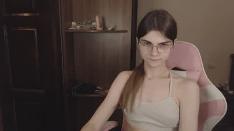 Snapshot of peralez_f chatting on 12/23/24, 03:18 Farida online show from 12/23/24, 03:18