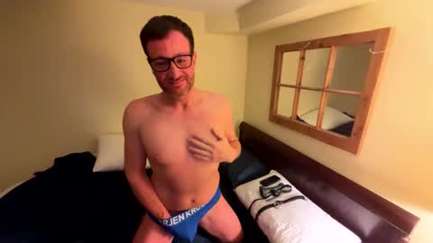 Snapshot of pete_mac chatting on 11/30/25, 04:05 Pete online show from 11/30/25, 04:05